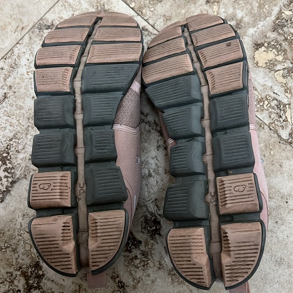 EUC On Running Women's size 8.5 Cloud 5 Waterproof Triple pink Running Shoes - Picture 7 of 7